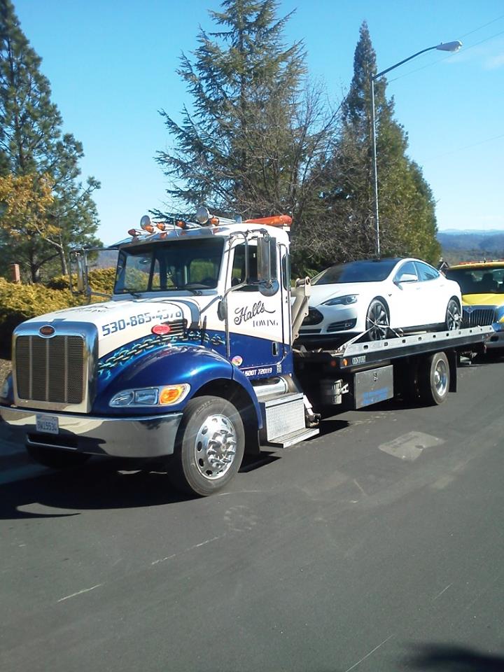 Services Hall's Towing