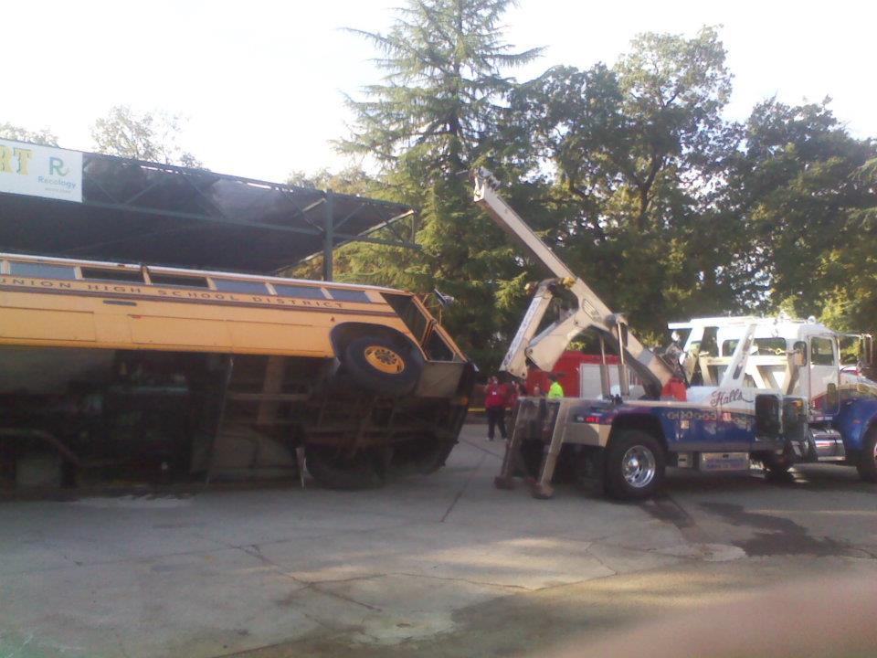 Services Hall's Towing