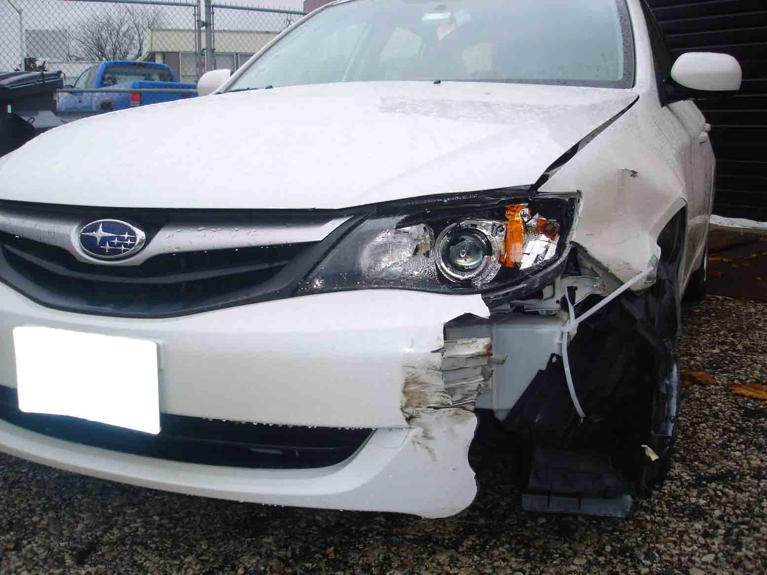 Damaged white car - Auto body services in Bridgeview, IL