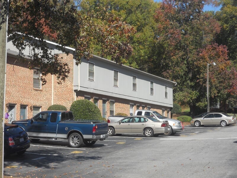 Fox Ridge Apartments in provides 1 and 2 bedroom townhomes in Hickory, NC.