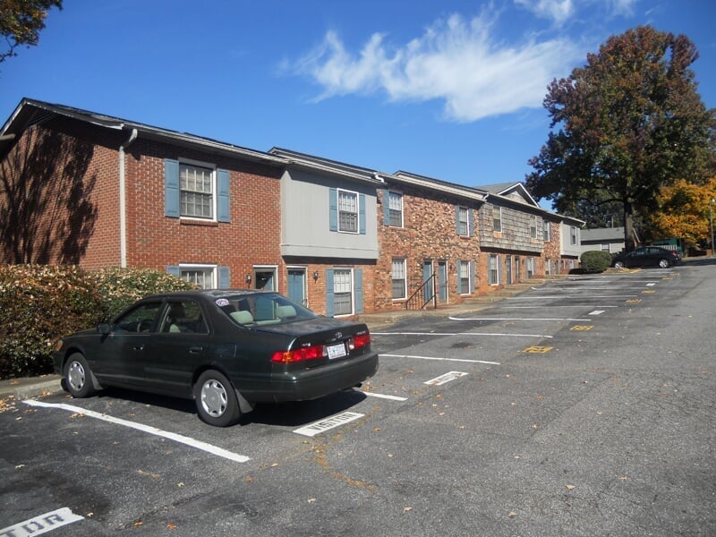 Fox Ridge Apartments in provides 1 and 2 bedroom townhomes in Hickory, NC.