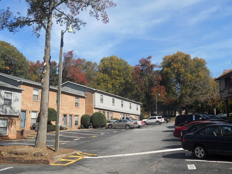 Fox Ridge Apartments in provides 1 and 2 bedroom townhomes in Hickory, NC.